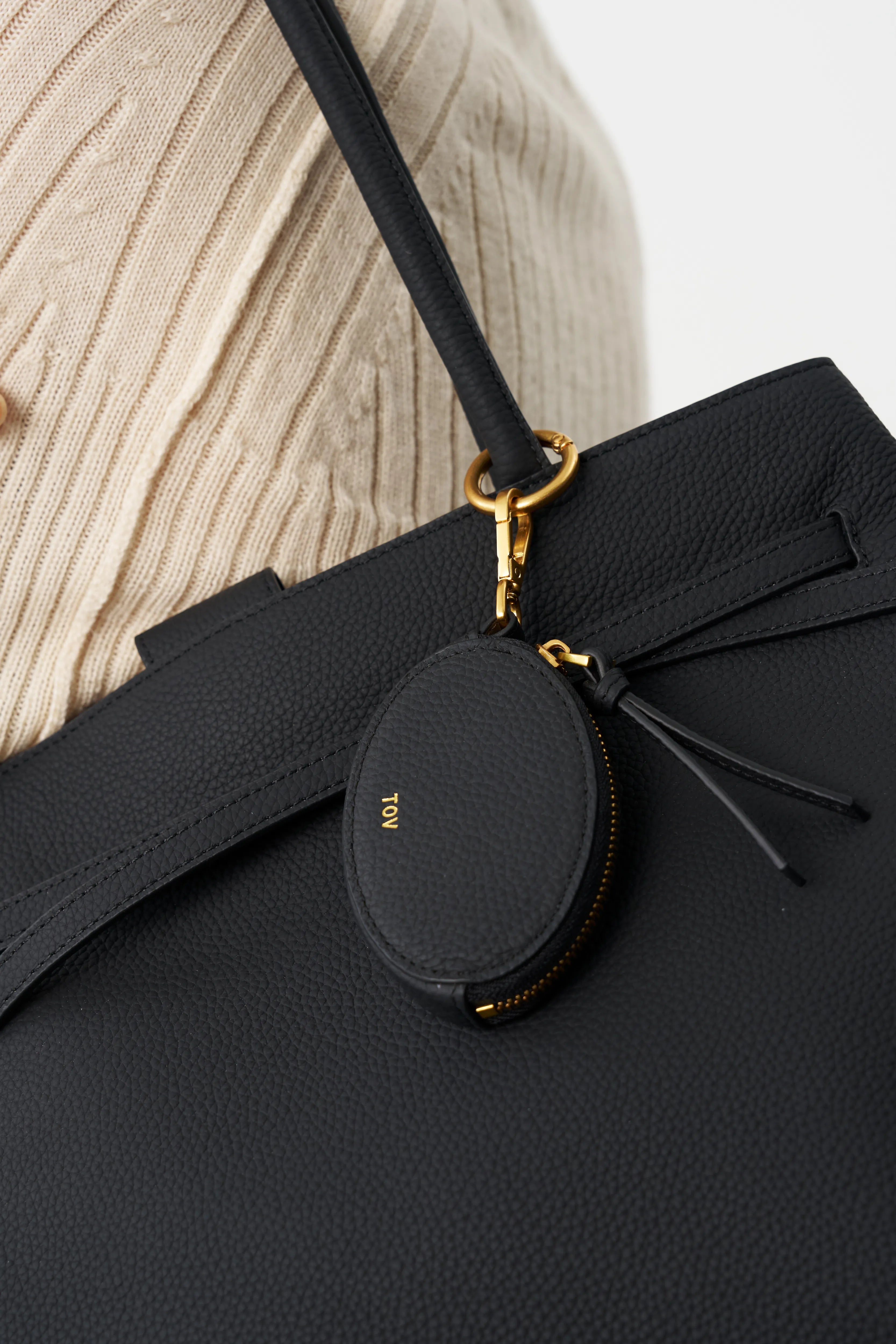 GRAIN LEATHER OVAL CHARM