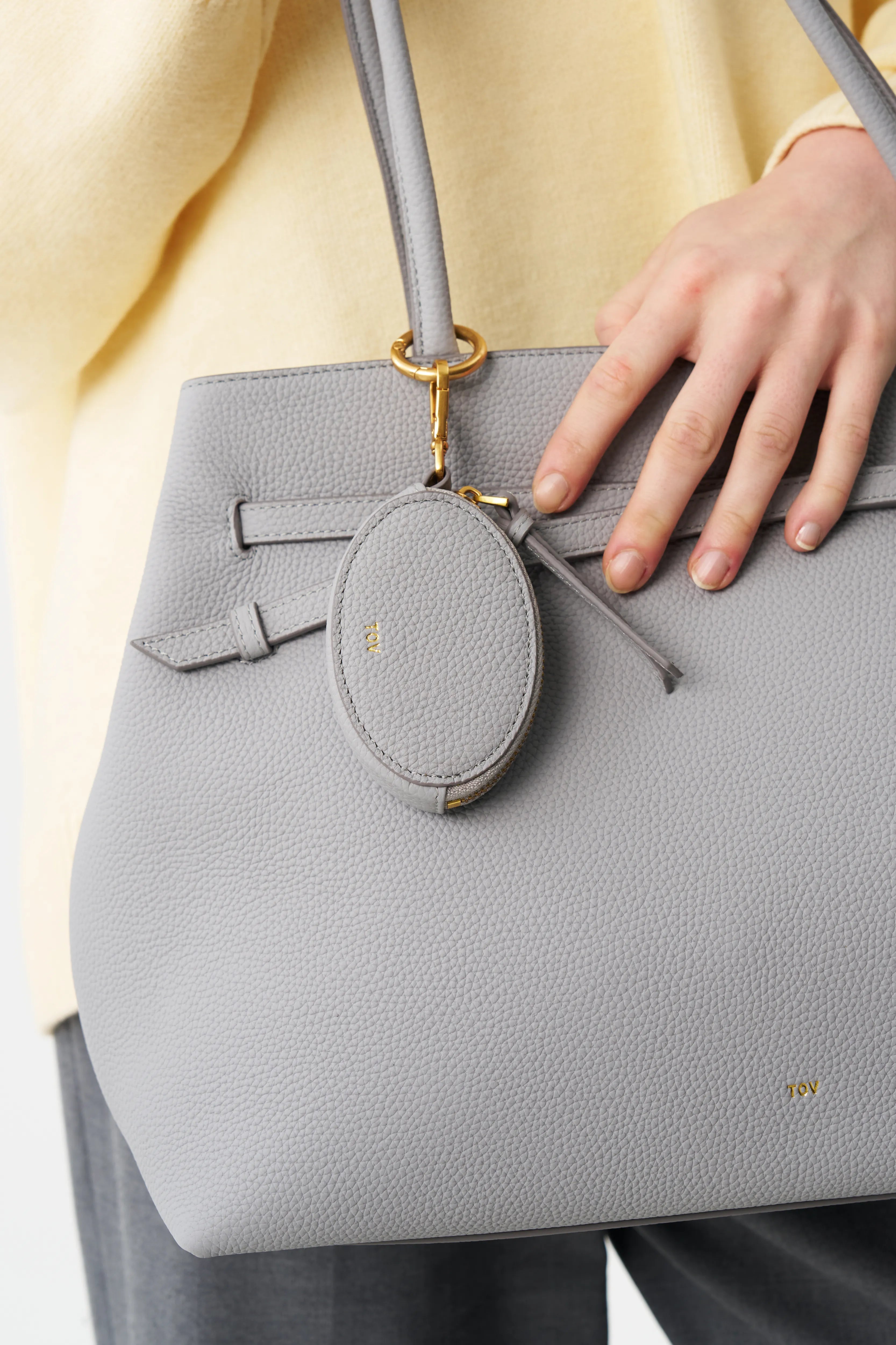 GRAIN LEATHER OVAL CHARM