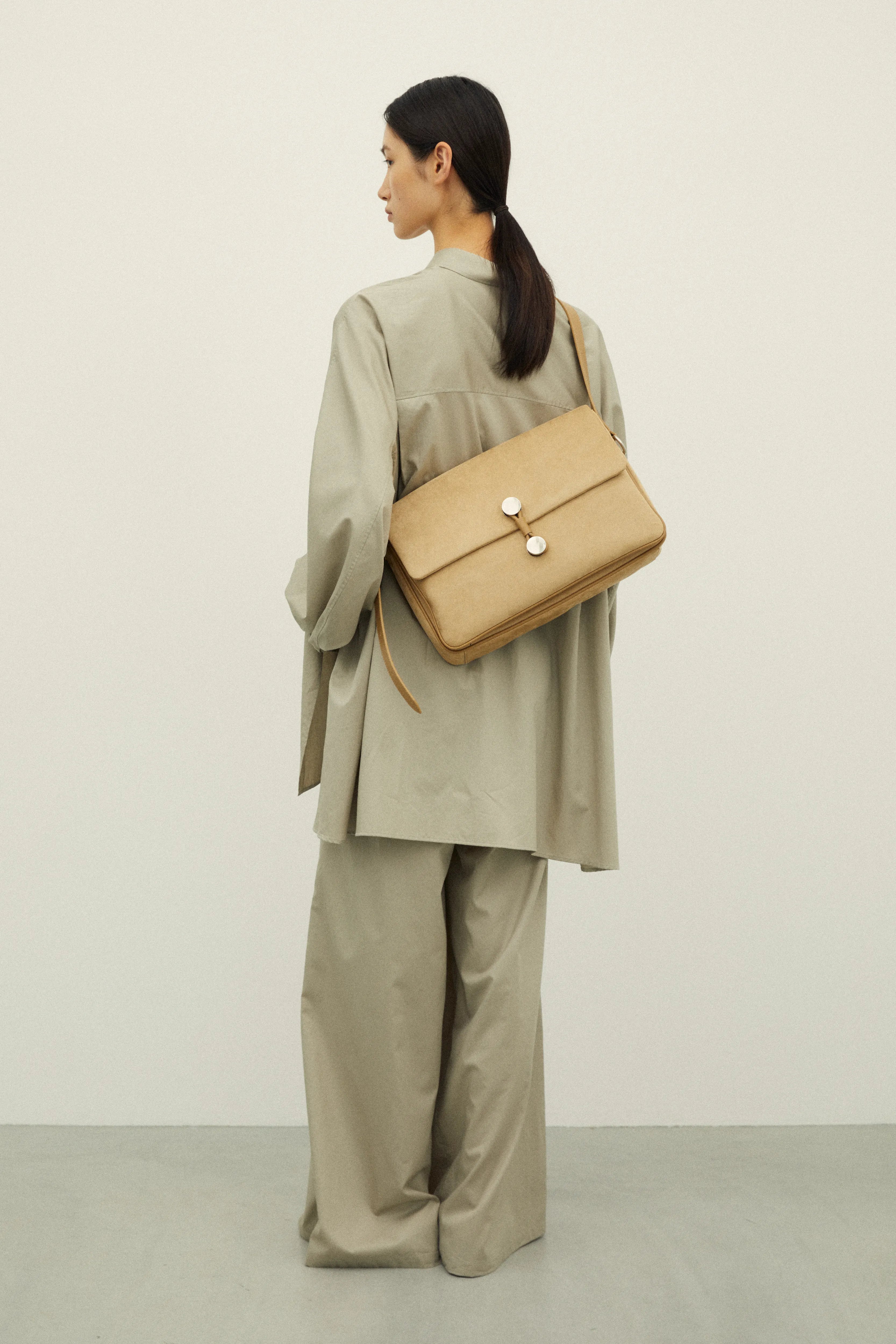 TABLET MESSENGER SUEDE